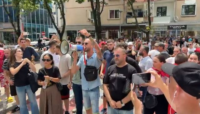 "Lironi protestuesit"/ Protestuesit mblidhen para Drejtoris&euml;