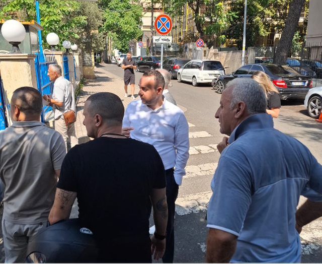 VIDEO/ Klevis Balliu takon protestuesit e ndaluar n&euml; komisariat: Jan&euml;