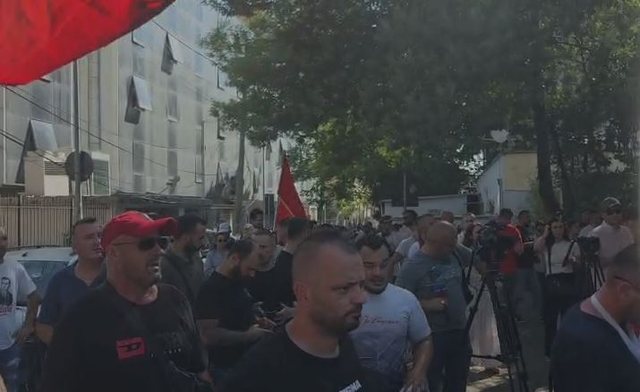 Protestuesit e arrestuar d&euml;rgohen n&euml; Komisariatin Nr.1/ Avokati: Nuk