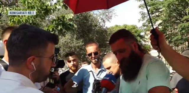 "K&euml;ta din&euml; t&euml; t&euml;rheqin zvarr&euml;"/ U