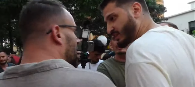 Lirohen gjasht&euml; protestuesit e arrestuar, qytetar&euml;t n&euml; kor para