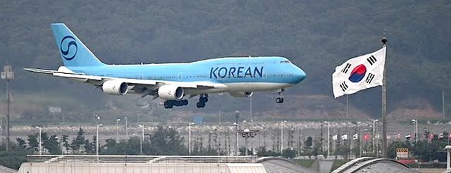 Policia koreane nxiton drejt aeroportit p&euml;r t&euml; mbrojtur trajnerin pas