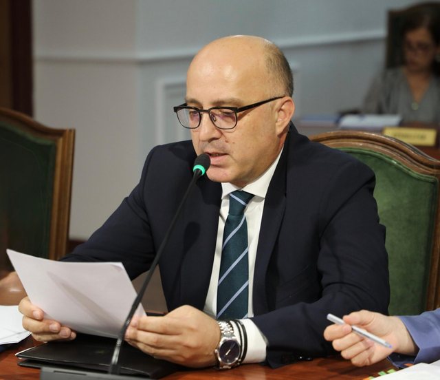 Inspektori i Lart&euml; i Drejt&euml;sis&euml; Artur Metani prezanton raportin e