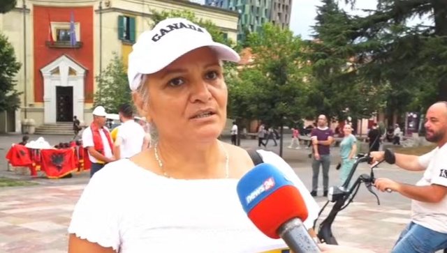 &ldquo;Natyra n&euml; Suedi ruhet shum&euml;&rdquo;/ Protestuesja: Protestoj