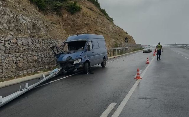 Aksident rrugor n&euml; Pogradec/ Automjeti humb kontrollin dhe p&euml;rplaset