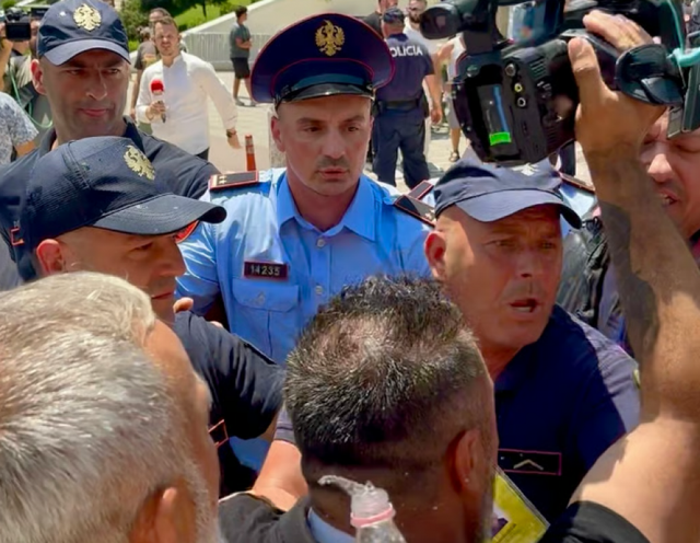 Policia t&euml;rhoqi zvarr&euml; protestuesit para Kuvendit/ POLITICO:
