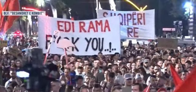 Mbyllen fjalimet para Kryeministris&euml;, qytetar&euml;t nisin marshimin: Rama