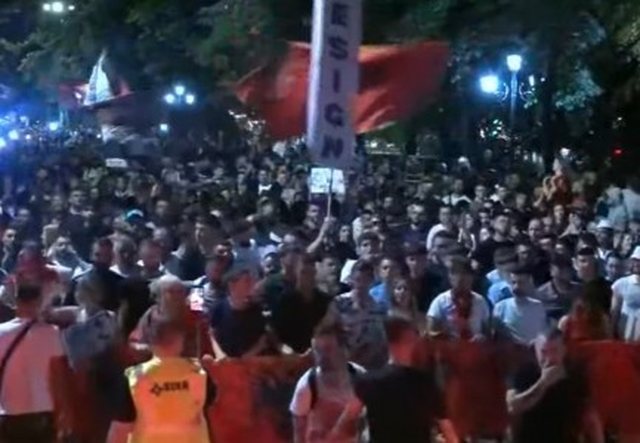 "PD, PS, klysha komunist&euml;sh"/ Protestuesit marshrojn&euml;