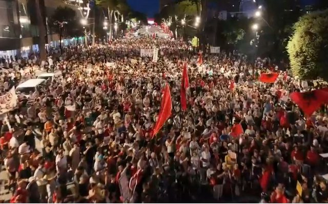 P&euml;rfundon protesta e 31-t&euml;/ Qytetar&euml;t mbyllin marshimin n&euml;
