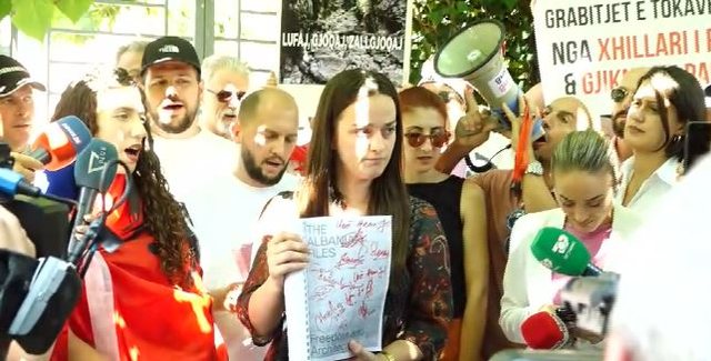 &ldquo;Ligji u ndryshua me porosi&rdquo;/ Aktivist&euml;t dhe protestuesit