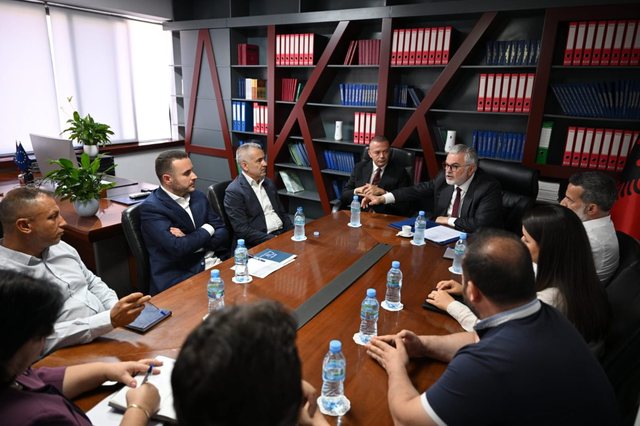 Ministri Gogu prezanton drejtorin e ri t&euml; Agjencis&euml; s&euml; Trajtimit