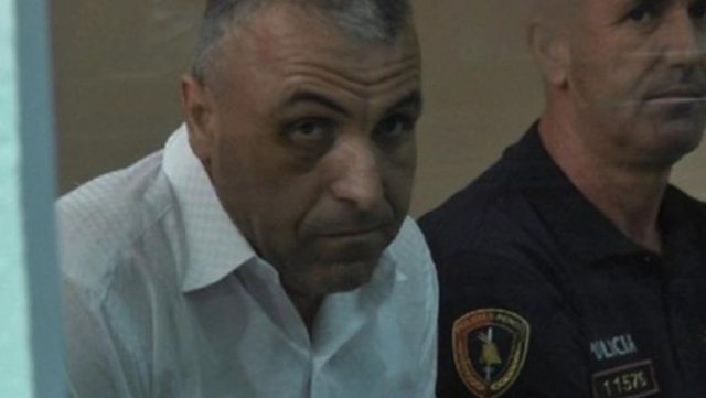 Vrau dh&euml;ndrin pas sherrit p&euml;r kujdestarin&euml; e f&euml;mij&euml;ve/