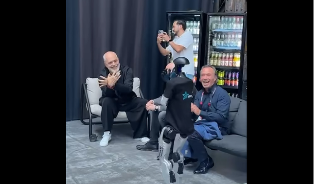 VIDEO/ Rama i &lsquo;m&euml;son&rsquo; robotit t&euml; b&euml;j&euml;