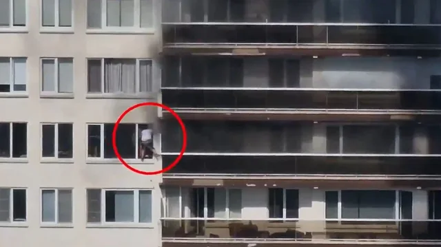 Zjarri p&euml;rfshin nd&euml;rtes&euml;n dhjet&euml;kat&euml;she n&euml;