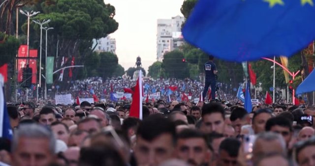 Protesta e 32-t&euml; radhazi, qytetar&euml;t t&euml; vendosur p&euml;r largimin