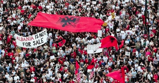 Protesta e 32-t&euml; radhazi, qytetar&euml;t t&euml; vendosur p&euml;r largimin