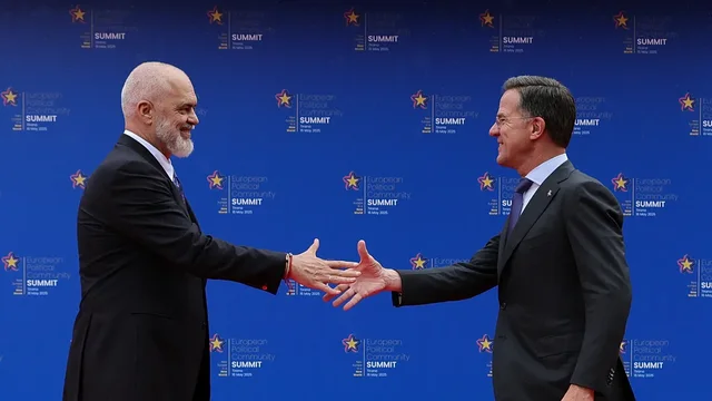 Samiti i NATO-s&euml; n&euml; Shqip&euml;ri me pik&euml;pyetje, prapaskenat: