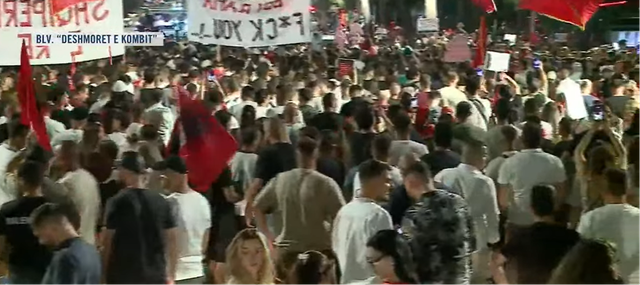 Pas fjalimeve para kryeministris&euml;, protestuesit nisin