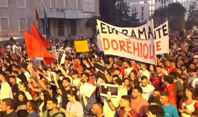 Protestuesit arrijn&euml; para Parlamentit, marshojn&euml; me thirrjet: Ju erdhi