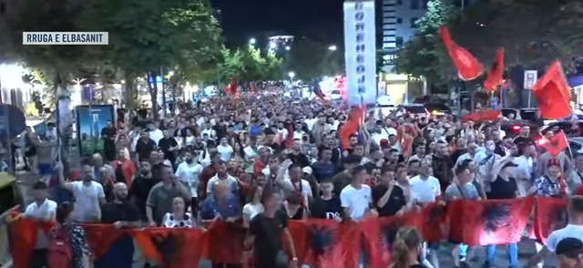Protestuesit marshojn&euml; pran&euml; Rrug&euml;s s&euml;