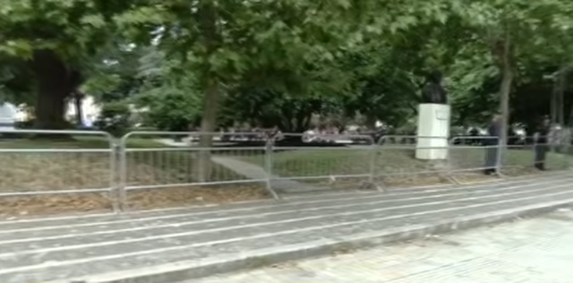 Protesta para Parlamentit/ Qytetar&euml;t sulmojn&euml; me vez&euml;