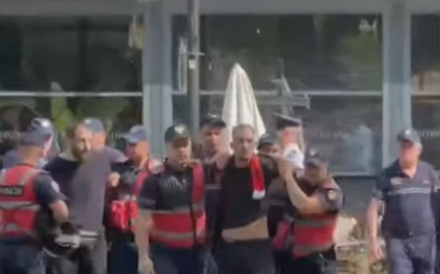 Protesta para Parlamentit/ Qytetar&euml;t sulmojn&euml; me vez&euml;