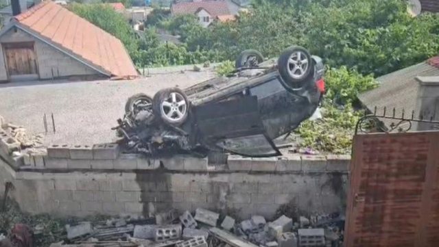 Makina del nga rruga dhe p&euml;rplaset me murin e nj&euml; sht&euml;pie,