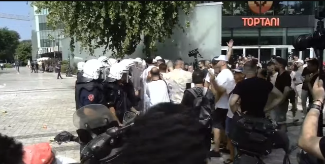 Jasht&euml; protest&euml;, brenda Kuvend/ Deputet&euml;t socialist&euml; priten