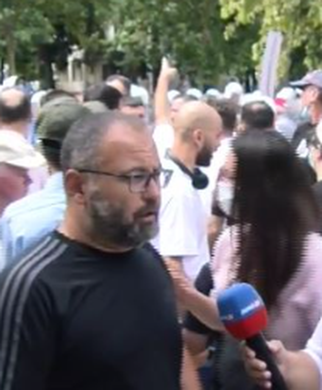 Protesta para Parlamentit/ Qytetar&euml;t sulmojn&euml; me vez&euml;