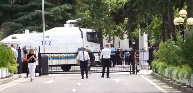Protesta para Parlamentit/ Qytetar&euml;t sulmojn&euml; me vez&euml;