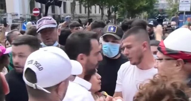 Protesta e qytetar&euml;ve para Kuvendit/ Adriatik Lapaj i bashkohet
