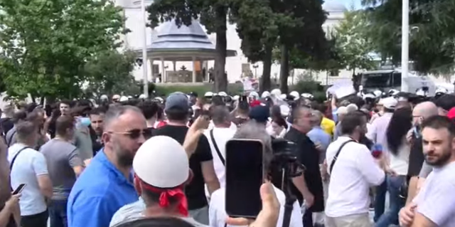 Jasht&euml; protest&euml;, brenda Kuvend/ Deputet&euml;t socialist&euml; priten