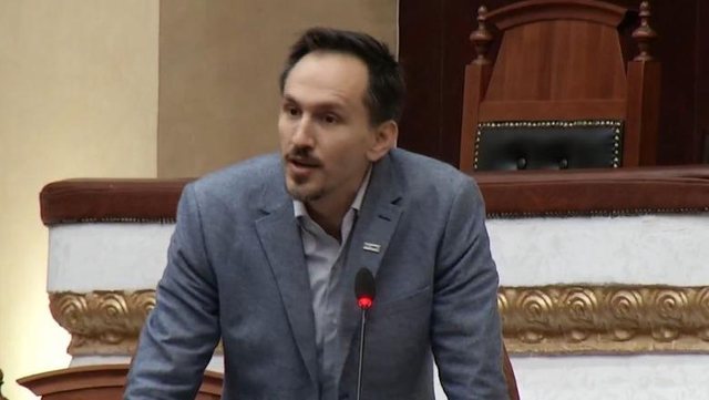 Jasht&euml; protest&euml;, brenda Kuvend/ Deputet&euml;t socialist&euml; priten