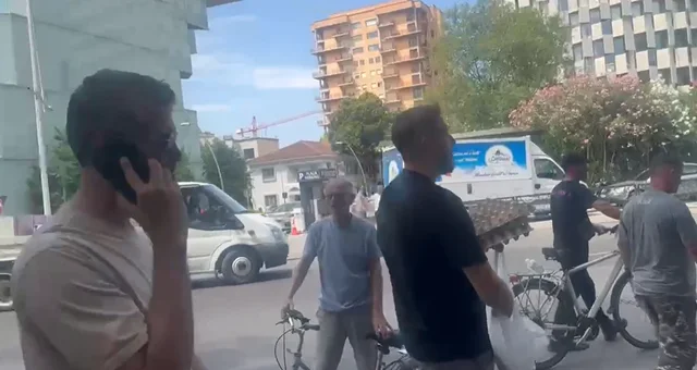 Me pako vez&euml;sh n&euml; duar/ Protestuesit marshojn&euml; drejt Komisariatit