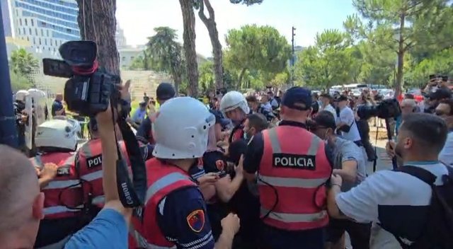 VIDEO/Vijojn&euml; tensionet, protestuesit heqin pjes&euml; t&euml; gardhit