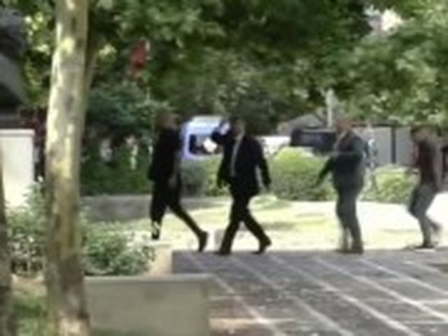 Provokoi protestuesit duke b&euml;r&euml; shenj&euml;n me dy gishta, zbulohet