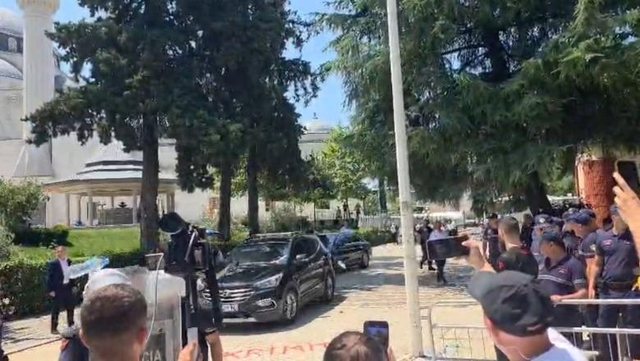 VIDEO/ Tensione te Kuvendi, protestuesit pengojn&euml; largimin e Peleshit dhe
