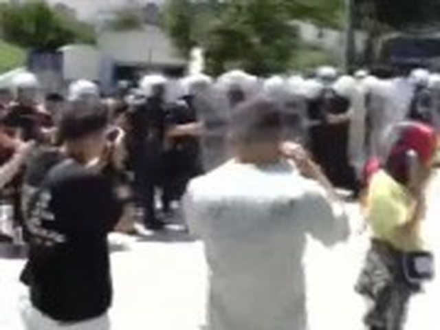 Tensionohet s&euml;rish situata para Parlamentit, policia hedh uj&euml; dhe