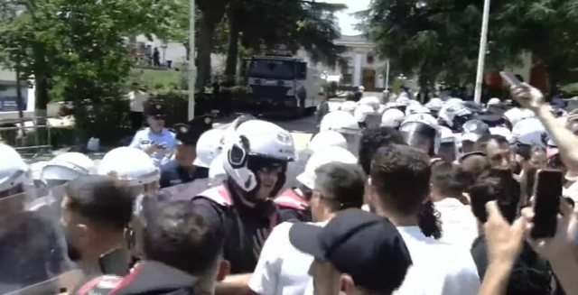 S&euml;rish tensione! P&euml;rplasje fizike mes protestuesve dhe efektiv&euml;ve
