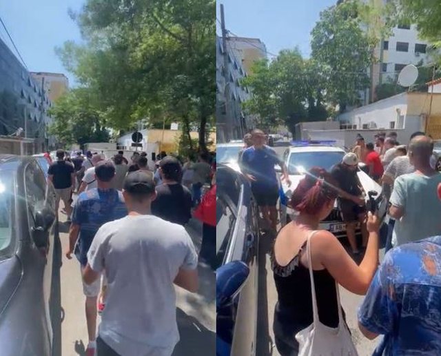 Protestuesit zhvendosen drejt komisariatit, makin&euml;s s&euml; policis&euml; i