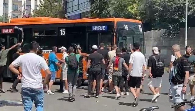VIDEO/ Urbani po kalonte n&euml; zon&euml;n ku ata po protestonin, protestuesit