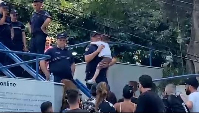 Gjesti pas tensioneve t&euml; protest&euml;s, polici p&euml;rqafon