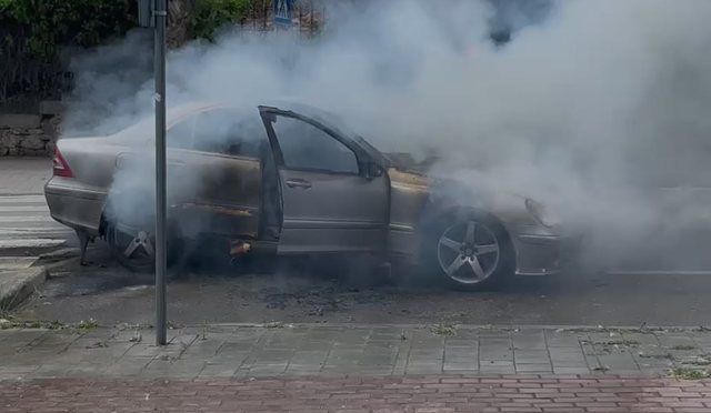 Makina merr flak&euml; n&euml; mes t&euml; rrug&euml;s, sh&euml;rbimi