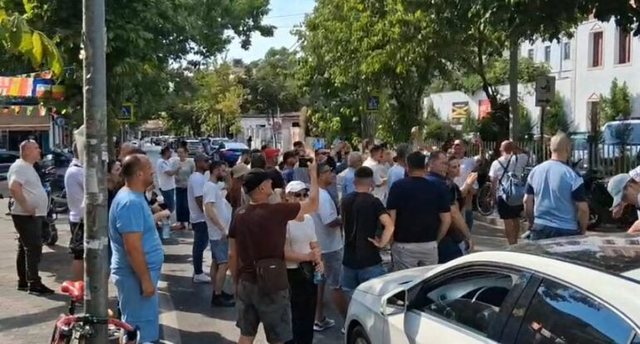Mbi 20 protestues t&euml; shoq&euml;ruar, qytetar&euml;t para Komisariatit nr.3,