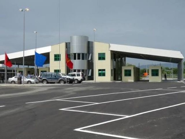 Arrestohet francezi n&euml; Muriqan, tentoi t&euml; kalonte kufirin me