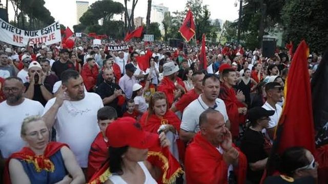 Dita e 33-t&euml; e protest&euml;s! Qytetar&euml;t mblidhen para