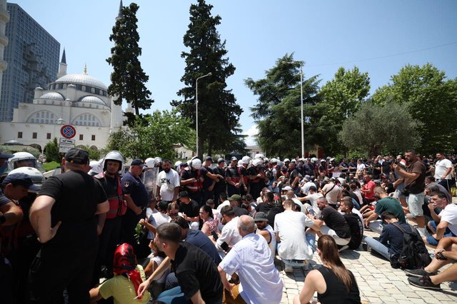 Dita e 33-t&euml; e protest&euml;s! Qytetar&euml;t mblidhen para