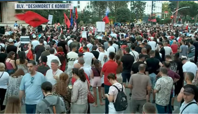 Dita e 33-t&euml; e protest&euml;s! Qytetar&euml;t mblidhen para