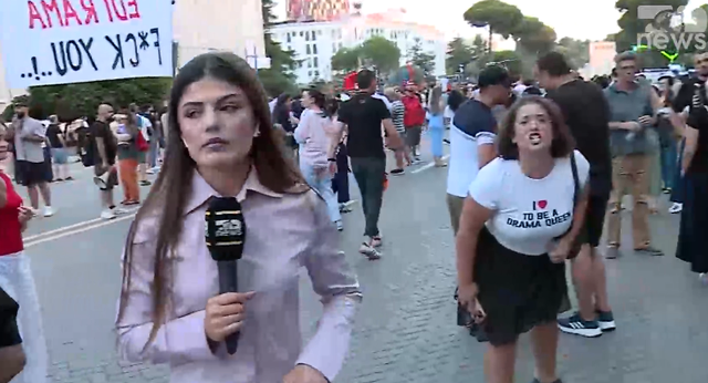 E paprecedent&euml;/ Protestuesit sulmojn&euml; gazetaren e Top News (VIDEO)