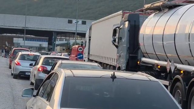 Kapshtic&euml;, radh&euml; kilometrike dhe pritje deri n&euml; tri or&euml;
